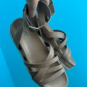 Universal Thread Tan Strappy Sandals